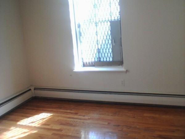 2704 Crotona Pkwy - Photo 2 of 5