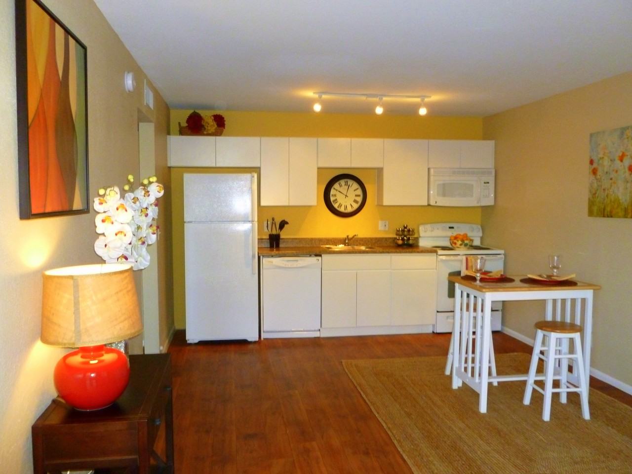 523 W 9th St - Photo 2 of 5