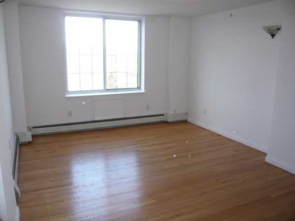 423 Ocean Pkwy - Photo 2 of 7