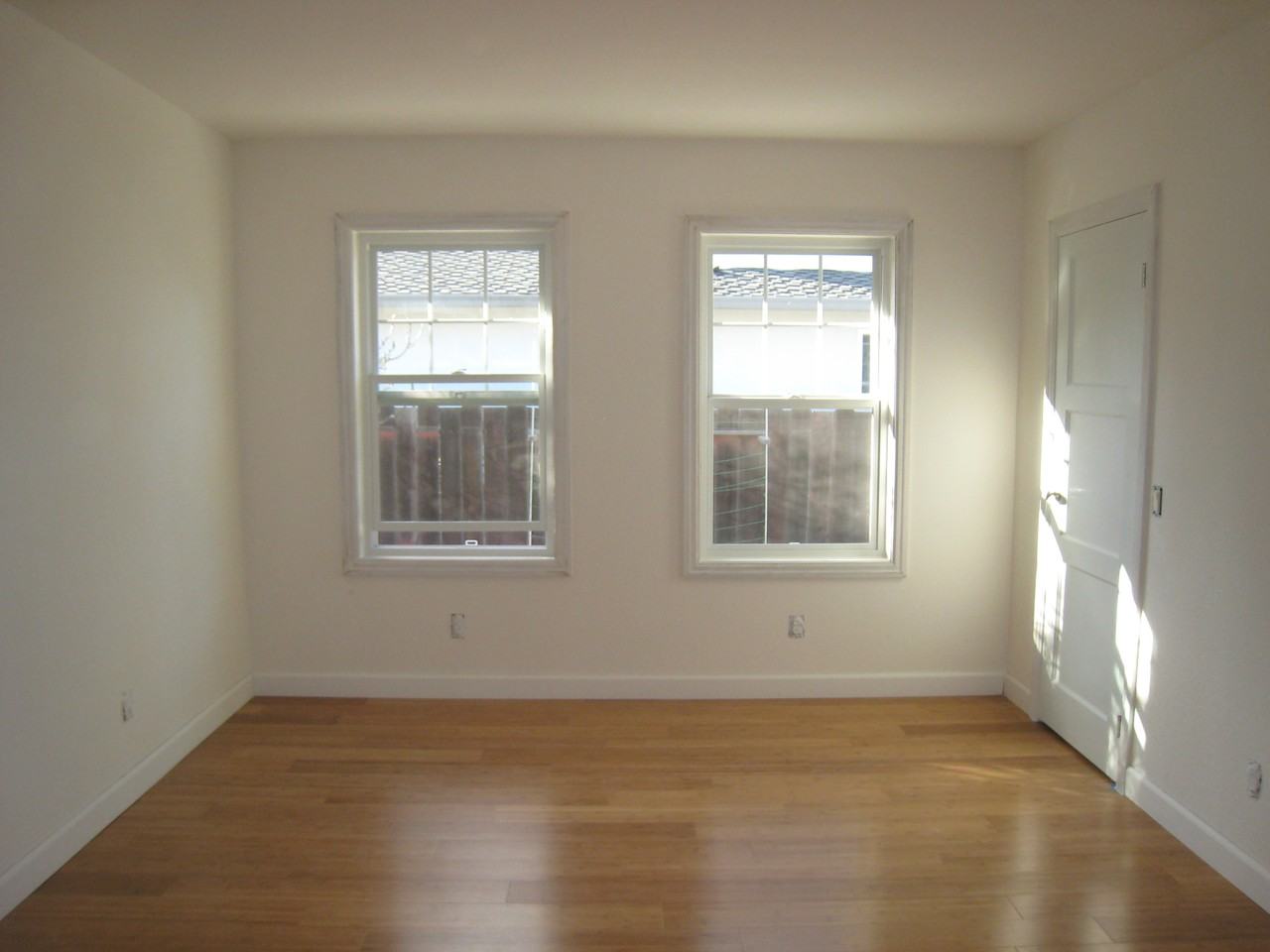 916 Washington St - Photo 2 of 4