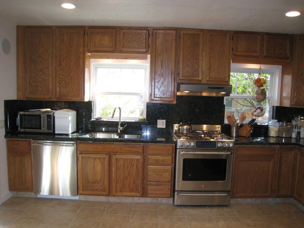 916 Washington St - Photo 3 of 4