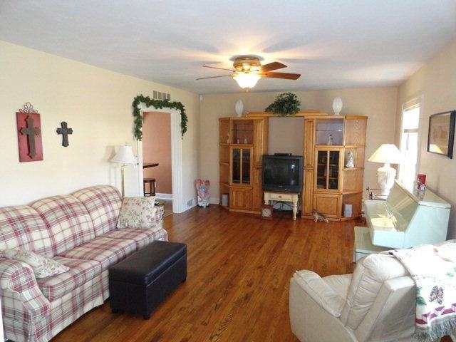 1210 Booth Ave - Photo 2 of 11