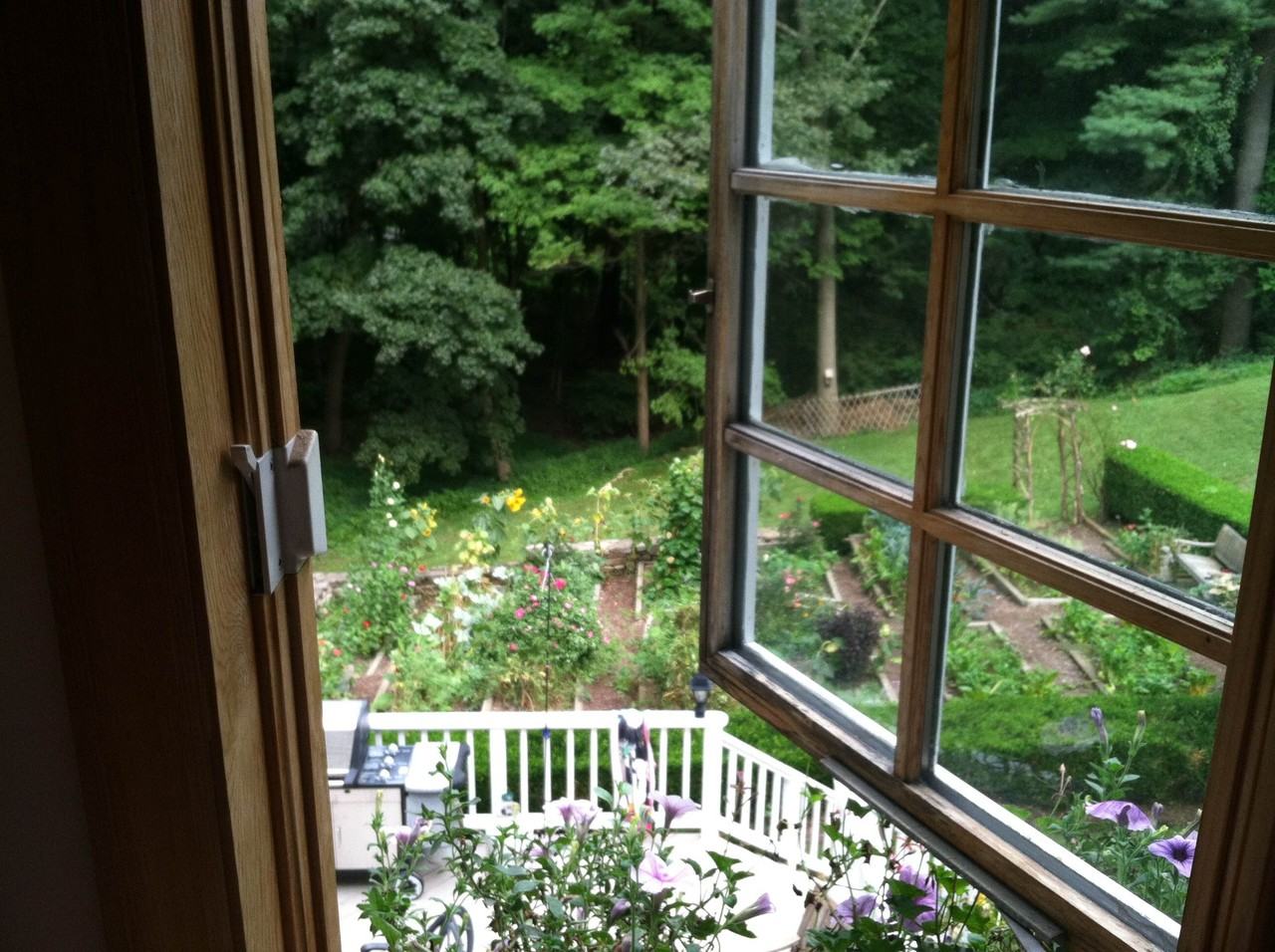 102 Kings Hwy N - Photo 2 of 16