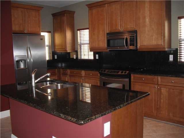 425 SE 13th St - Photo 2 of 8