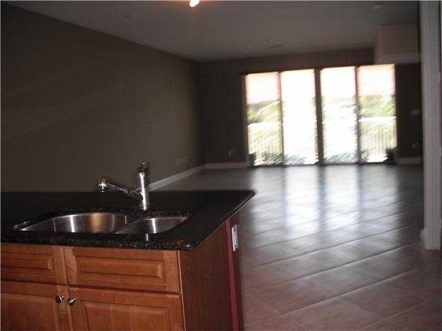 425 SE 13th St - Photo 3 of 8