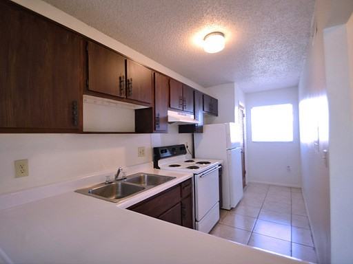 736 E 1st St #D - Photo 2 of 7