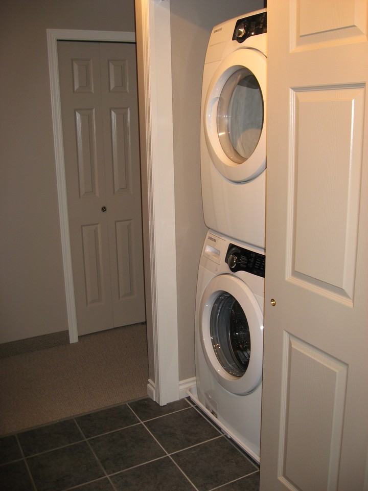 2407 80 St NW - Photo 3 of 8