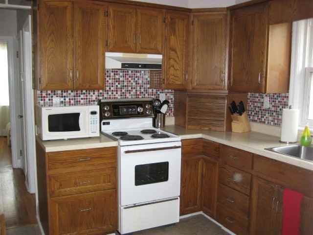 654 Lillian St - Photo 3 of 11