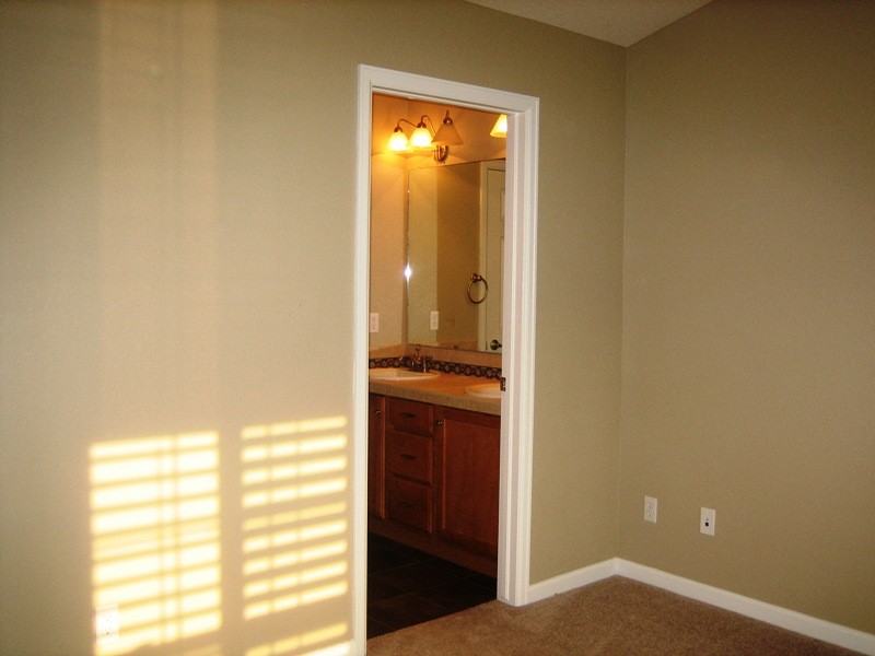 769 Roslyn St #8 - Photo 3 of 14