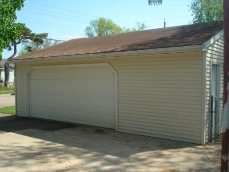 911 2nd Ave NE - Photo 3 of 13