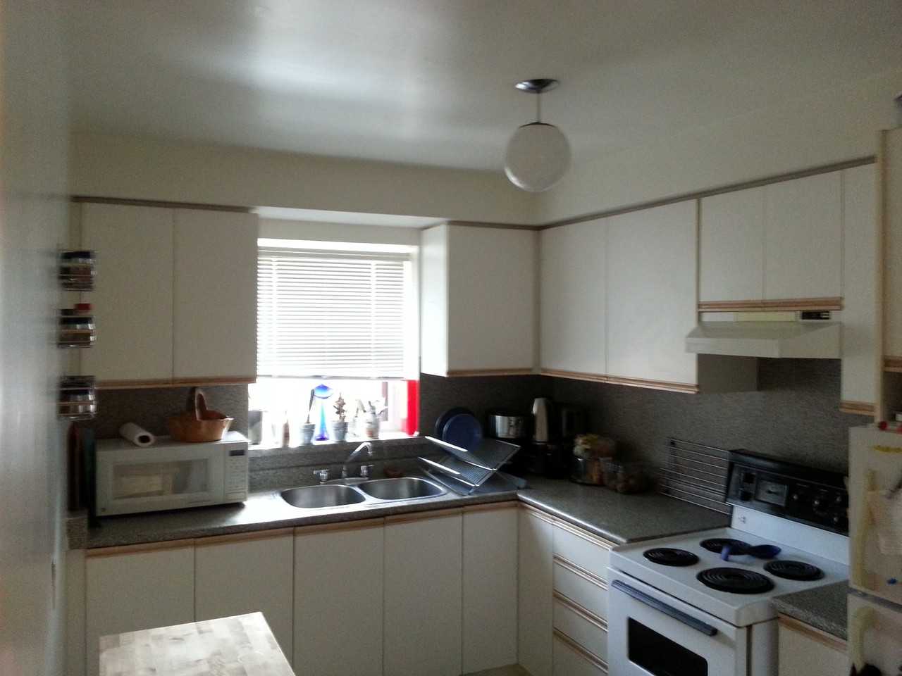 2686 Bloor St W - Photo 2 of 6