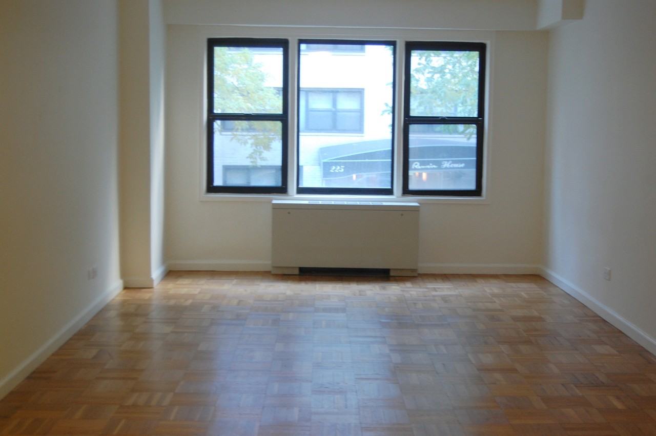 333 49th St 10D - Photo 2 of 4