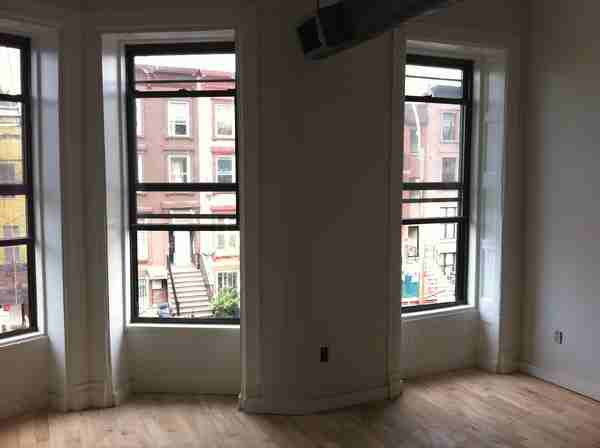 571 Quincy St - Photo 2 of 4